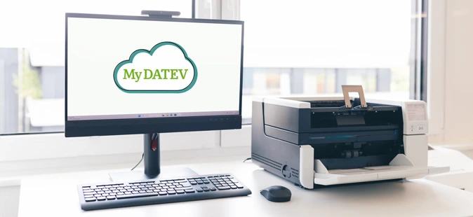 Workstation mit Monitor und Drucker